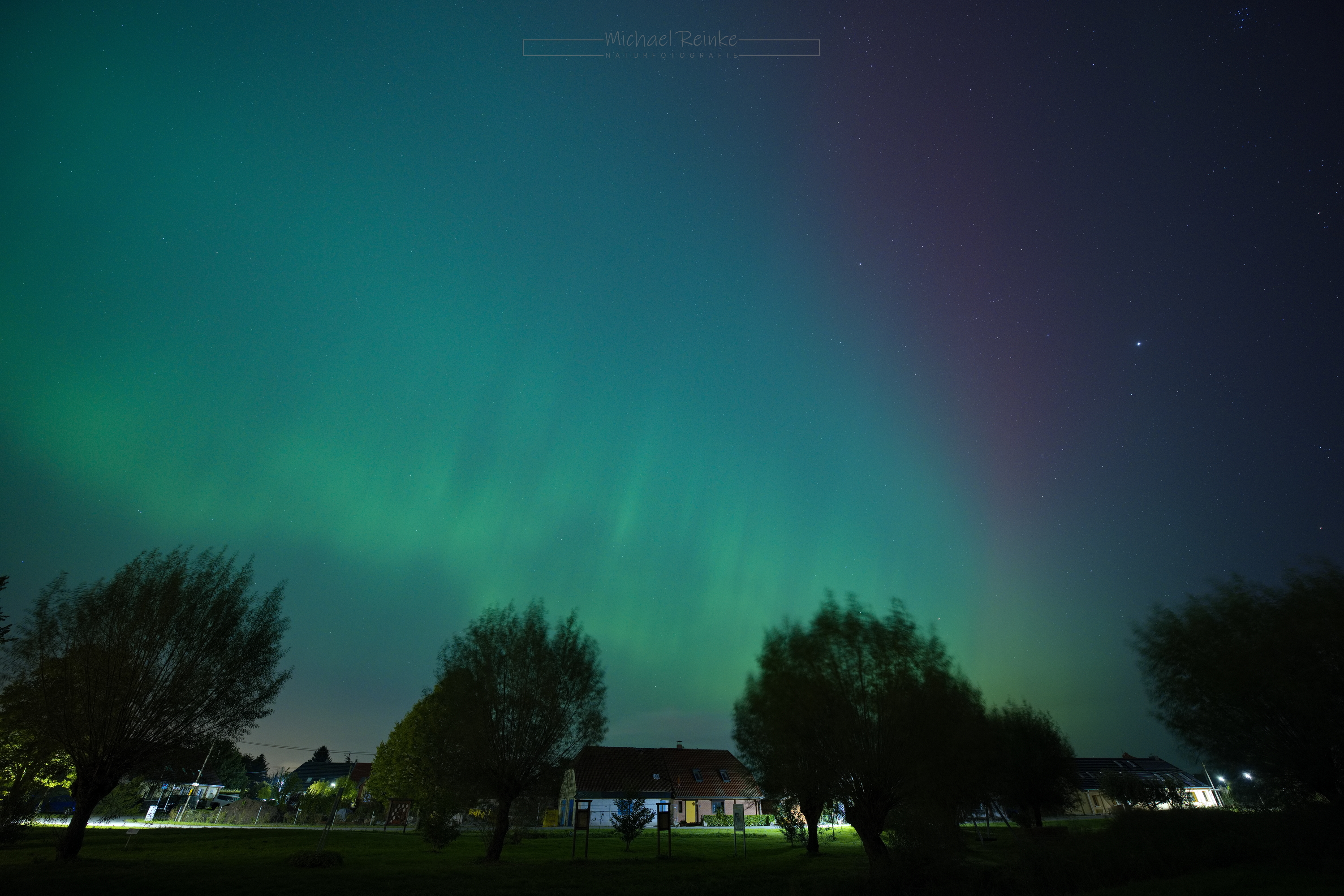 Polarlichter, beobachtet im Dorfzentrum von Benitz.